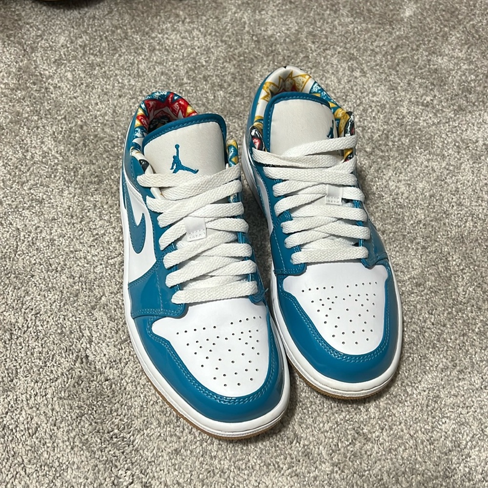 NIKE Air Jordan 1 Low SE Barcelona cyber teal.